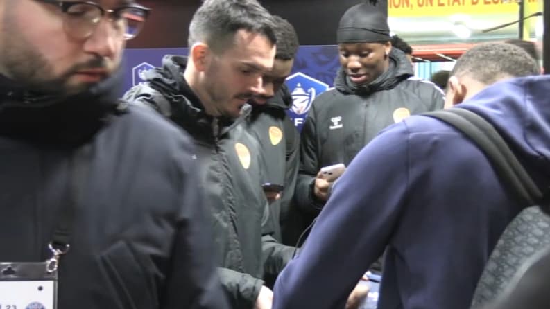Kylian Mbappé a pris la pose et signé des autographes à la sortie du vestiaire après Orléans-PSG, 20 janvier 2024
