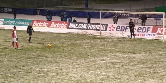 La pelouse du match entre Le Puy et Reims en 16e de finale de Coupe de France, 10 janvier 2026