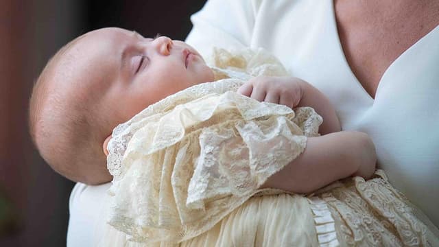 Kate Middleton avec le prince Louis, à Saint James Palace, pour le baptême de l'enfant le 9 juillet.