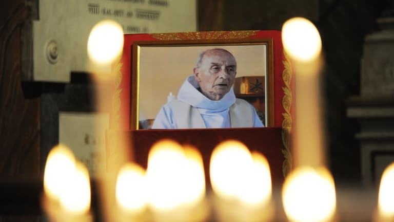 Une photo du père Jacques Hamel dans l'Église Saint-Louis-des-Français de Rome.