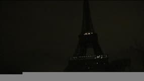 Attentats de Paris: en signe de deuil, la Tour Eiffel ne brille plus