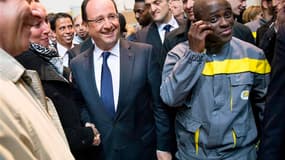 François Hollande s'est rendu mardi aux Mureaux, dans les Yvelines, non loin de Paris, renouant ainsi avec les déplacements de terrain pour marteler son objectif d'inverser la courbe du chômage avant la fin de l'année, même s'il reconnaît que "peu y croie