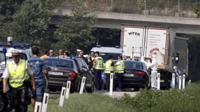 La police scientifique mobilisée sur l'autoroute où a été retrouvé le camion