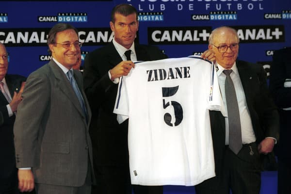 Zinédine Zidane lors de son arrivée au Real Madrid avec Florentino Pérez et Alfredo Di Stefano, le 30 août 2001