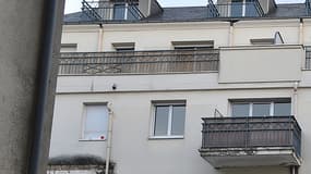 Les balcons effondrés, à gauche sur la photo, d'un immeuble de la rue Maillé, à Angers.