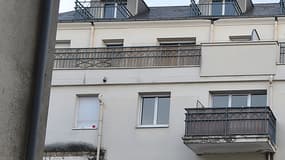 Les balcons effondrés, à gauche sur la photo, d'un immeuble de la rue Maillé, à Angers.