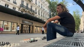 En plein centre-ville de Lyon, le SDF d'origine belge propose aux passants, touristes et riverains, de s'asseoir à ses tables pour réaliser des tournois d'échecs.