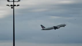Un avion d'Air France décolle de l'aéroport de Roissy-Charles-de-Gaulle pendant une grève des aiguilleurs du ciel, le 16 septembre 2022 près de Paris