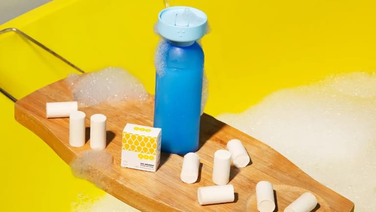 La bouteille de gel douche 900.care et ses recharges sous forme de bâtonnets.
