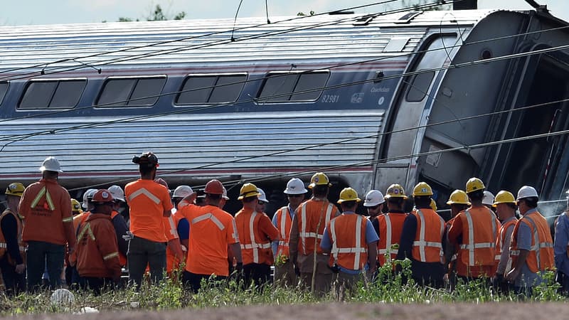 Des secouristes devant le train qui a déraillé mardi soir à Philadelphie tuant six personnes.