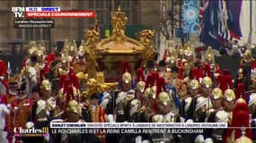 Le carrosse du roi Charles III et de la reine Camilla progresse dans les rues de Londres sous les acclamations de la foule