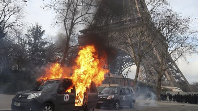 Une voiture de l'opération Sentielle ainsi que le mur de verre de la Tour Eiffel ont été vandalisés samedi 9 février lors de 13e journée de mobilisation des gilets jaunes