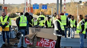 Des gilets jaunes sont rassemblés au péage de Villefranche-de-Lauragais, en Occitanie, le 8 décembre 2018. (Photo d'illustration)