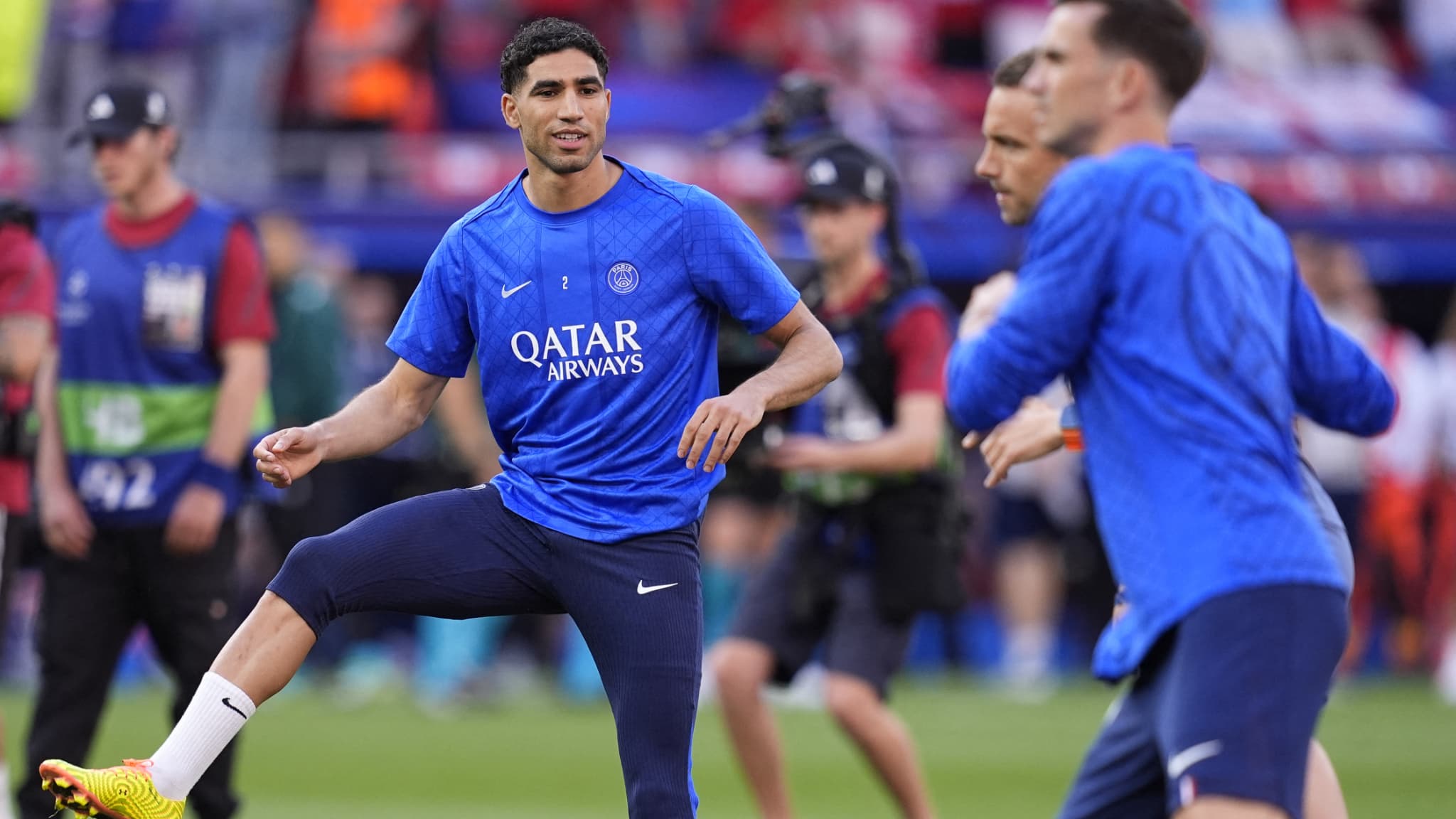 PSG-Arsenal: la belle image d'Hakimi qui offre son maillot à un enfant ayant reçu un ballon dans le visage