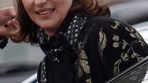 Ségolène Royal, sortant de sa discrétion médiatique, s'est dite prête dimanche à "sacrifier son ambition personnelle" pour 2012 mais s'est replacée dans le jeu socialiste en souhaitant une entente avec Martine Aubry et Dominique Strauss-Kahn. Le porte-par
