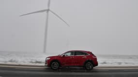 Image d'illustration - Une voiture roule dans un paysage enneigé fin novembre 2024 en France