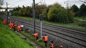 Des ouvriers interviennent le long d'un tronçon de voie ferrée touché par un acte de vandalisme la nuit précédente, provoquant des perturbations du trafic ferroviaire dans le sud-est de la France, au sud de la gare TGV de Valence, le 27 octobre 2025.