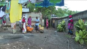 Des habitants du bidonville appelé "Talus 2" à Mayotte, en avril 2023