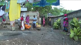 Des habitants du bidonville appelé "Talus 2" à Mayotte, en avril 2023