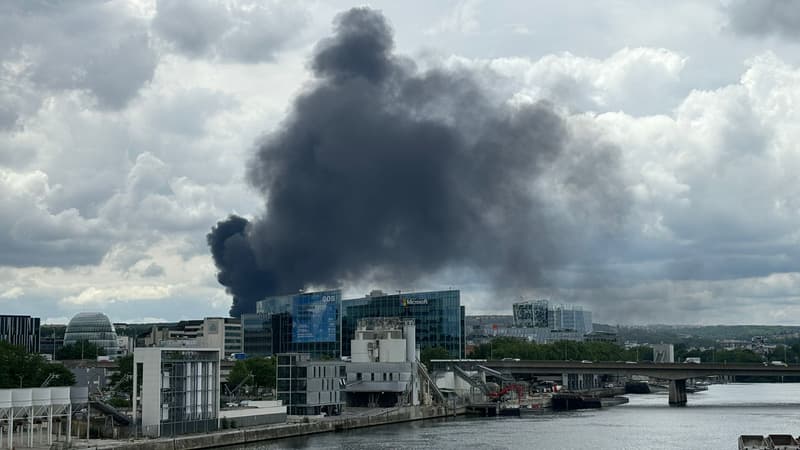 Clamart: un incendie provoque un important panache de fumée dans le ciel
