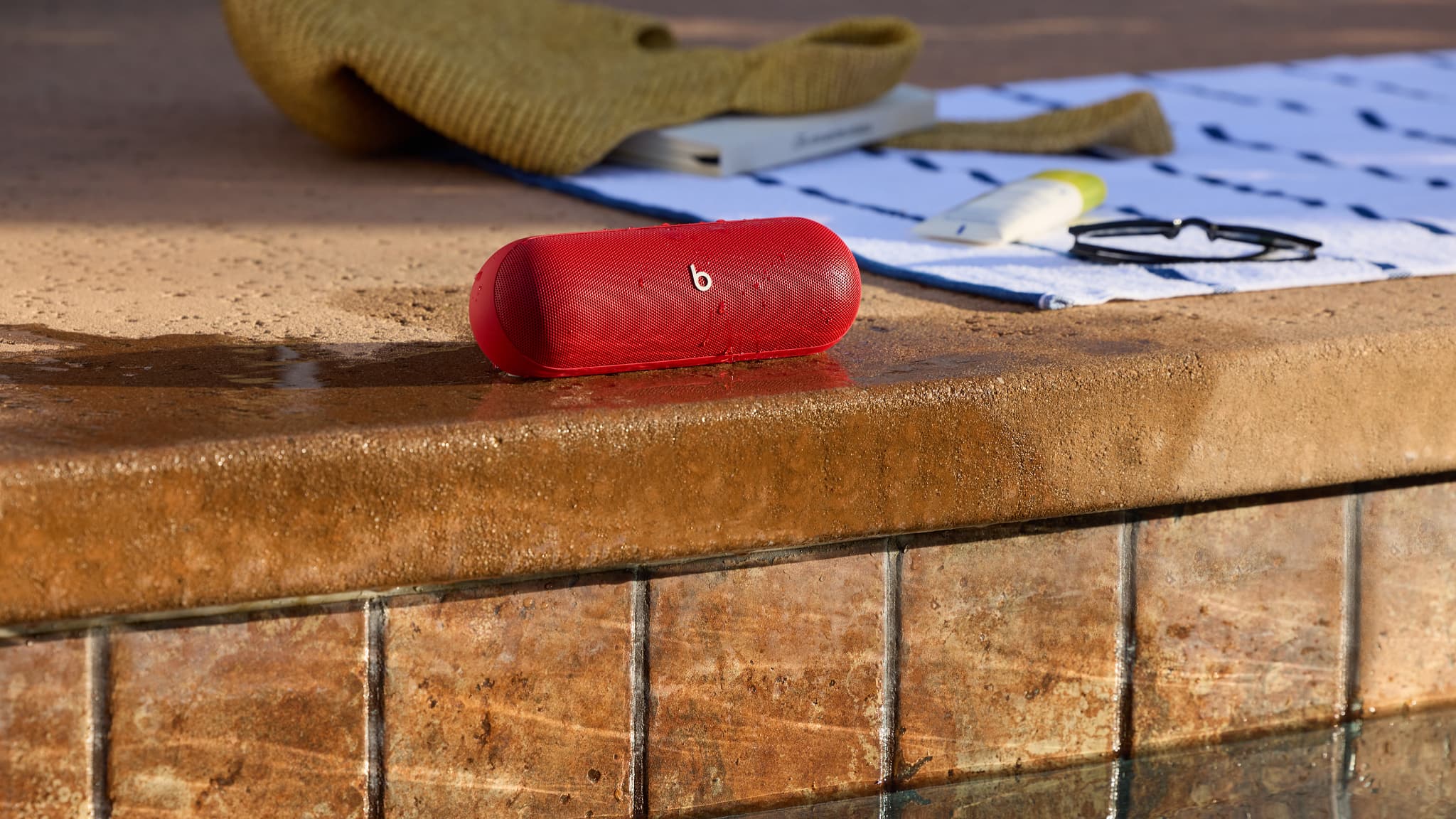 L'enceinte Beats Pill résiste aux éclaboussures et à la poussière