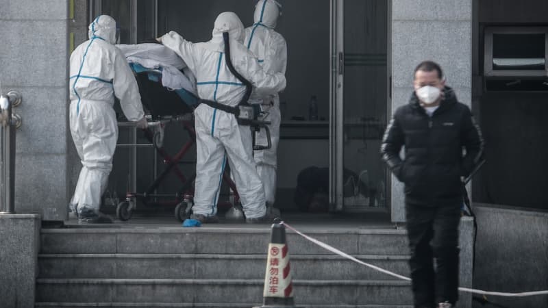 Des personnels médicaux à Wuhan, en Chine, à l'hôpital Jinyintan où des patients sont infectés par un mystérieux virus.