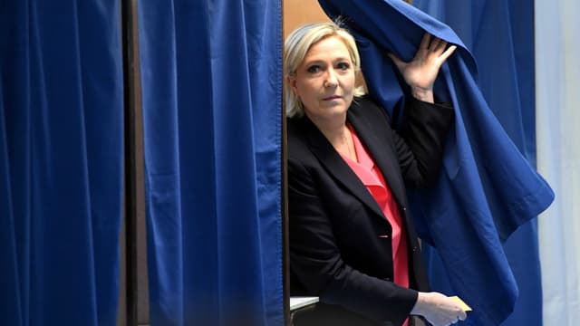 Marine Le Pen sort de l'isoloir à Hénin-Beaumont