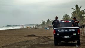 Des policiers en patrouille sur une plage de l'Etat de Colima, le 22 octobre 2015, au Mexique