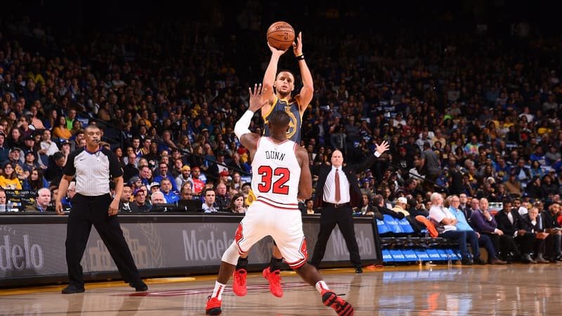 Stephen Curry dégaine à trois points