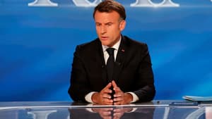 Le président français Emmanuel Macron sur un plateau de la chaîne TF1, à Saint-Denis près de Paris, le 13 mai 2025