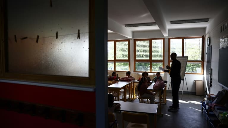 Un enseignant dans sa salle de classe (photo d'illustration)