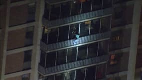 États-Unis: un homme descend un immeuble de 19 étages pour échapper à un incendie