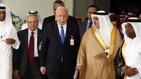 Le ministre des affaires étrangères palestinien Riyad al-Malki, au centre, à son arrivée à Doha.