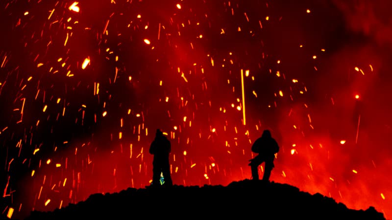 Des gens qui regardent l'éruption du volcan Klioutchevskoï dans la péninsule du Kamtchatka, à l'extrême est de la Russie, le 16 mars 2021.