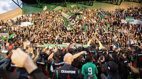 Les joueurs du Red Star face à leur public du Stade Bauer, le 18 mai 2024.
