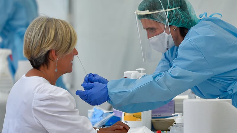 Un soignant dans un centre de test basque, en Espagne, le 8 juillet 2020.