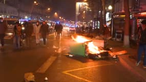 Des poubelles incendiées dans le quartier Saint-Lazare à Paris, le 20 mars 2023.