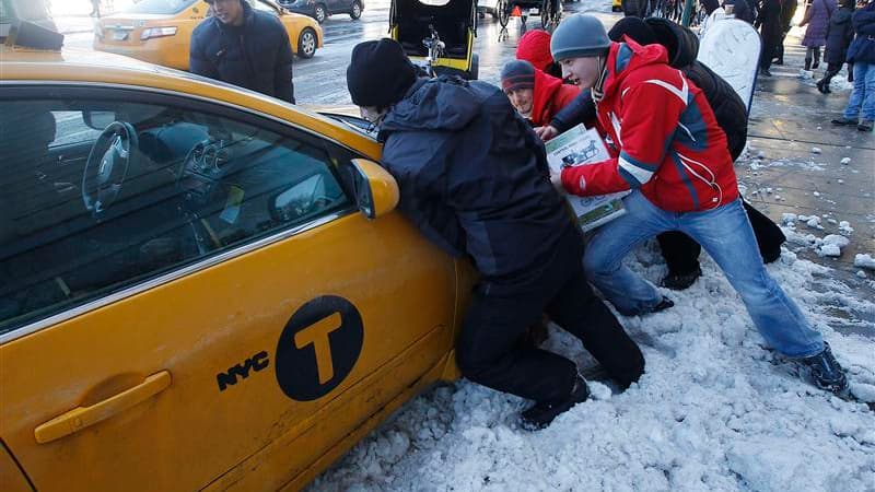 PHOTOS - États-Unis : un homme reste bloqué dix heures dans sa voiture  ensevelie sous la neige - France Bleu