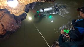 Les plongeurs de la Royal Thai Navy SEAL traversent un tronçon inondé de la grotte Tham Luang en Thaïlande.