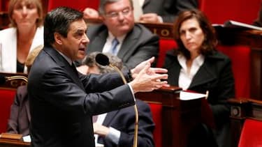 Devant les députés mercredi, le Premier ministre François Fillon a convoqué de Michel Rocard à Martine Aubry pour dénoncer les erreurs, selon lui, du Parti socialiste sur les retraites. /Photo prise le 11 mai 2010/REUTERS/Jacky Naegelen