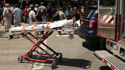 Un homme a été abattu, en plein Manhattan à New York, après avoir blessé 3 policiers.