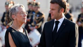 Emmanuel Macron discute avec Elisabeth Borne lors de la cérémonie du 14 juillet 2023 à Paris