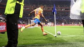Mason Greenwood tire un corner lors du match de Ligue 1 entre l'OM et l'OL - le 22/09/2024