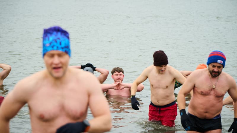 "On recommence à neuf pour la nouvelle année": la baignade du Nouvel An, la tradition qui rafraîchit
