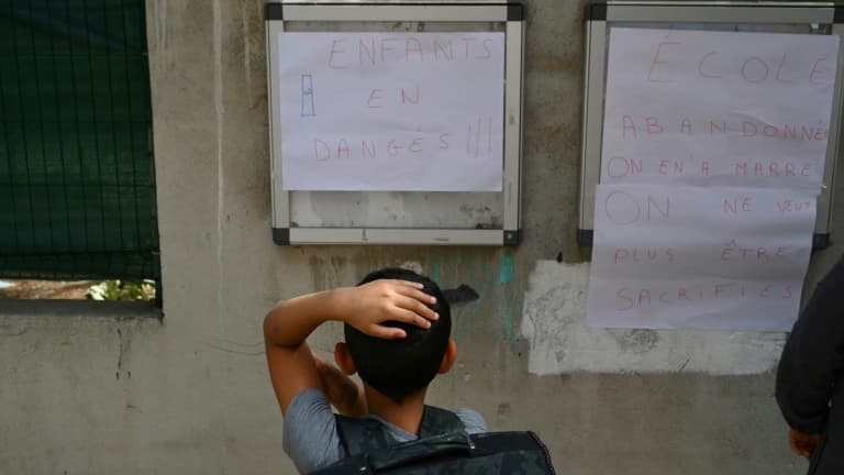 Un écolier regarde des affiches à l'entrée d'une école pendant une vague de chaleur (photo d'illustration).