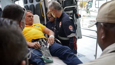 L'ancien président brésilien Jair Bolsonaro arrive en ambulance à l'hôpital Rio Grande à Natal, dans l'État du Rio Grande do Norte, au Brésil, le 11 avril 2025.