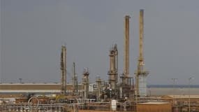 Le terminal pétrolier du port de Brega. Les ports pétroliers libyens ont été sécurisés après la fin des "actes de sabotages", rapporte dimanche la télévision publique, qui appelle à la reprise du travail. /Photo prise le 25 février 2011/REUTERS/Goran Toma