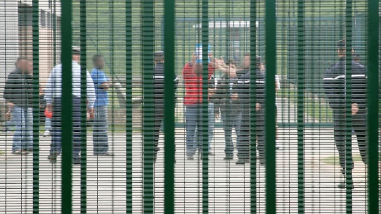 Le Centre de rétention administrative du Mesnil-Amelot, près de Roissy dans le Val-d'Oise le 04 juin 2007