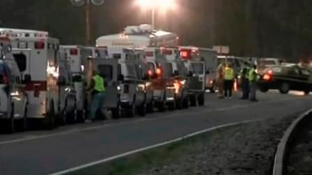 Ambulances à Montcoal sur le lieu d'une explosion qui a tué douze mineurs dans une mine de charbon de Virginie occidentale. Les équipes de secours tentaient lundi soir de retrouver dix mineurs portés disparus. /Photo prise le 5 avril 2010/REUTERS/WVVA-TV/