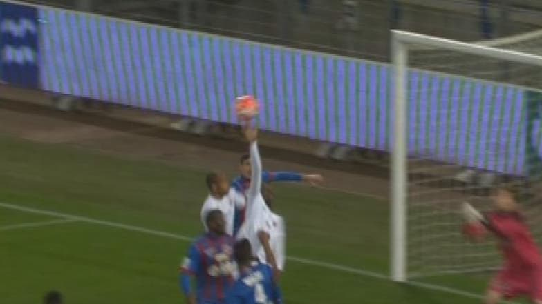 Christopher Maboulou touche le ballon de la main